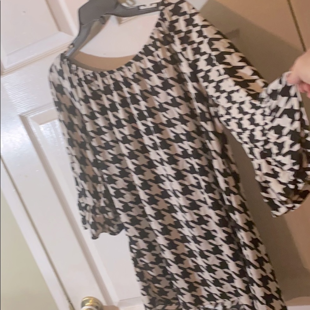 Boutique hounds tooth top.